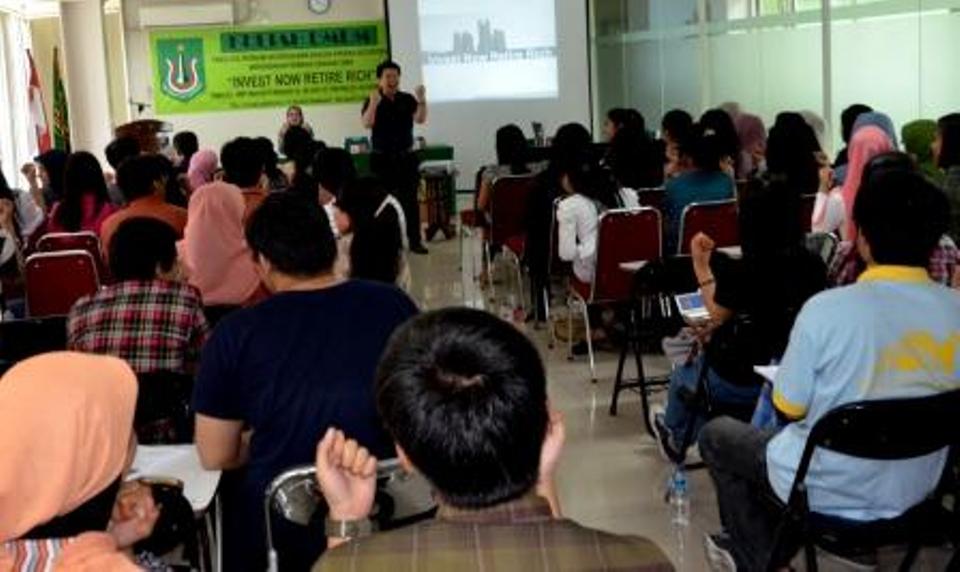 Read more about the article Kuliah Umum FE UNAS: Jurus Jitu menjadi Pensiunan Kaya