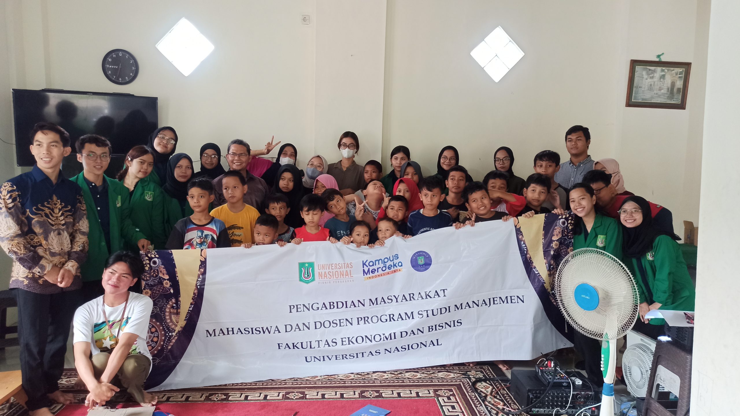 Read more about the article Tumbuhkan Jiwa Wirausaha Sejak Dini pada Kelas Mengajar Nusantara, Mahasiswa dan Dosen Prodi Manajemen Selenggarakan Pelatihan Budidaya Ikan di dalam Ember