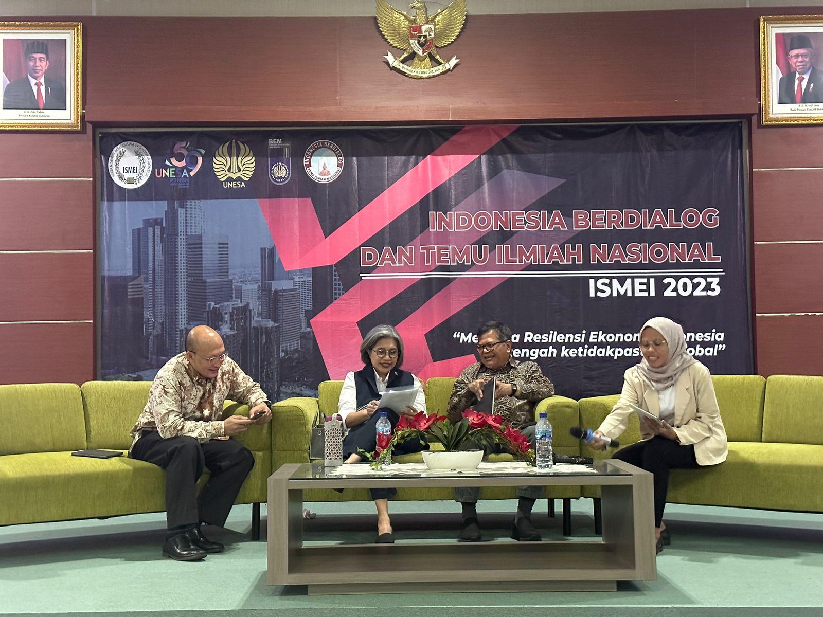 You are currently viewing Nurhaeni Pandu Jalannya Talkshow yang Diselenggarakan oleh Ikatan Senat