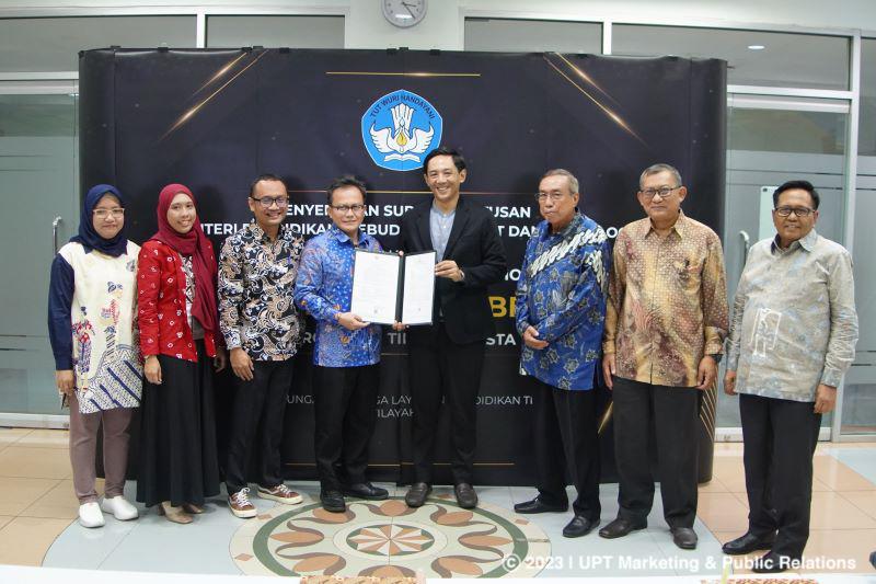Read more about the article Penyerahan Surat Keputusan Profesor/ Guru Besar Prof. Kumba Digdowiseiso, S.E., M.App.Ec., Ph.D.
