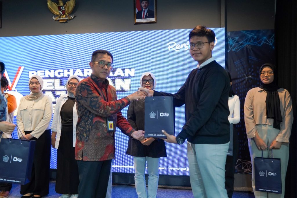You are currently viewing Muhammad Adam Zahran: Mahasiswa Prodi Akuntansi FEB UNAS Raih Penghargaan Relawan Pajak 2024