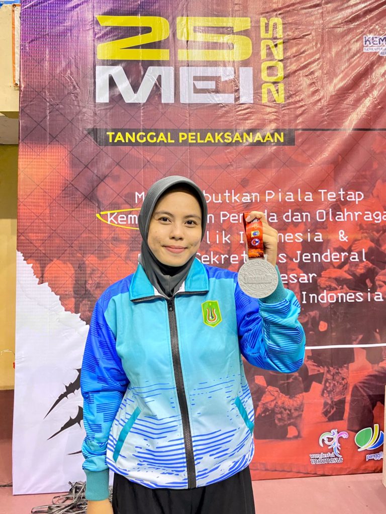 You are currently viewing Dela Natasya Mahasiswi UNAS Yang Meraih Medali Perak di Kejuaraan Nasional Pencak Silat Jakarta National Championship III 2025
